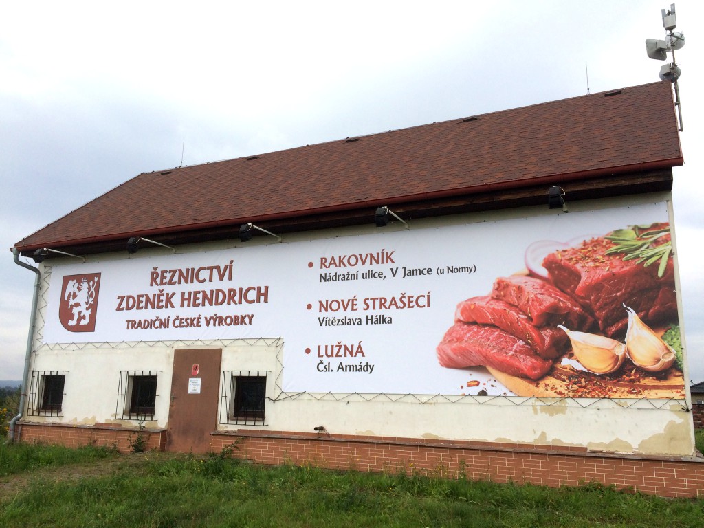 Reklamní banner cca 35m2. Grafické zpracování + instalace pomocí plošiny